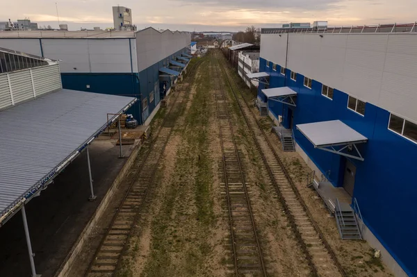 Drönare Syn Gamla Och Pensionerade Tågspår Och Nya Industrikomplex Runt — Stockfoto