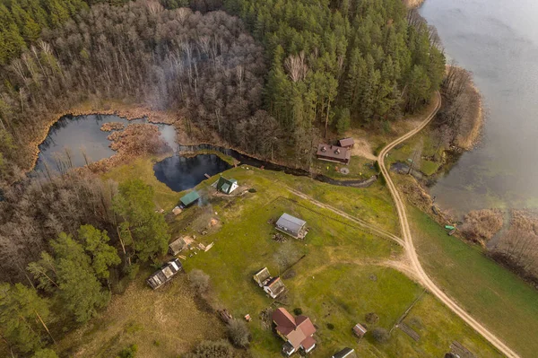 Vue Par Drone Des Cabanes Dans Les Bois Près Lac Photos De Stock Libres De Droits