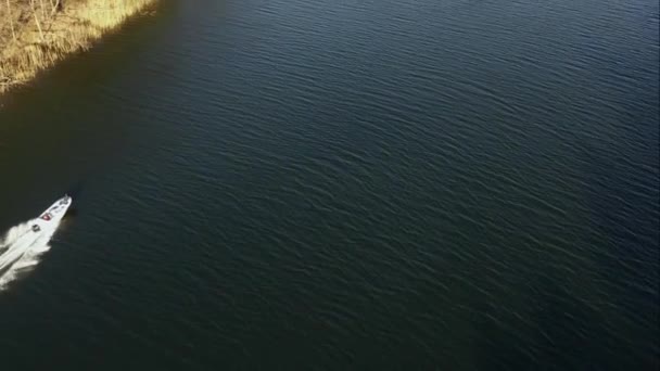 Вид Беспилотника Лодку Плавающую Озере Летний День — стоковое видео