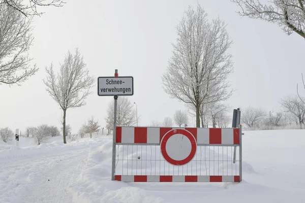 Blokada drogi przez śnieg — Zdjęcie stockowe