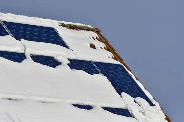 太阳能电池板与雪 — 图库照片