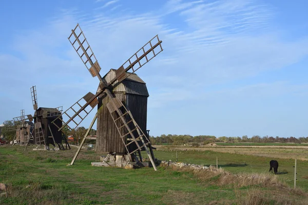 Wiatrak Wyspie Oland Szwecji Jesienią Błękitnym Niebem — Zdjęcie stockowe