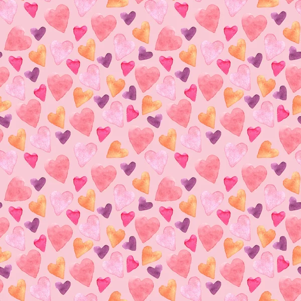 Pembe bir arka planda elle çizilmiş suluboya kalplerle kusursuz bir desen. Paket kağıdı, kartpostal, kumaş ve diğer hatıra eşyalarının dizaynı için Sevgililer Günü dokusu