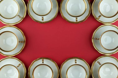 Altın kaplamalı antika porselen sofra takımının arka planı