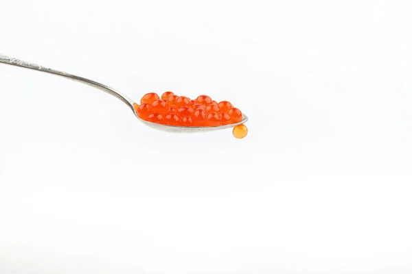 Caviar Rojo Una Cuchara Sobre Fondo Blanco — Foto de Stock