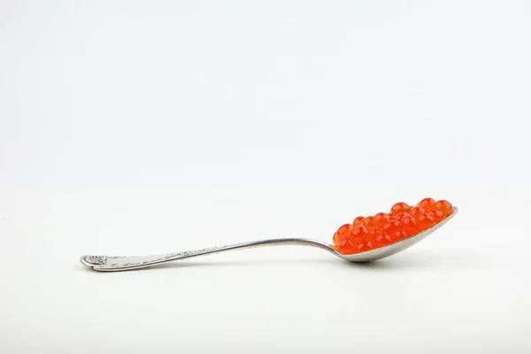 Caviar Rojo Una Cuchara Sobre Fondo Blanco — Foto de Stock