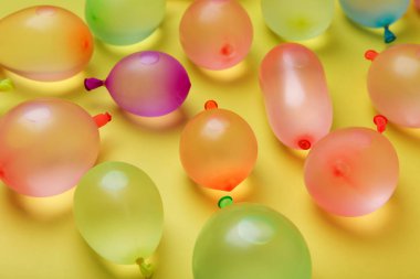 Sarı zemin üzerinde çok renkli su balonları