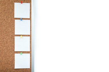 beyaz arkaplan üzerine beyaz boş notlar içeren mantar tahtası kopyalama alanı ile