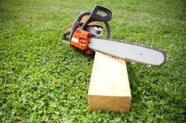  Tahta bir kirişte elektrikli testere 