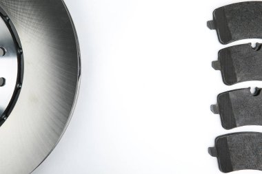 Fren diski ve fren pedleri beyaz bir arkaplanda kopyalama alanı ile