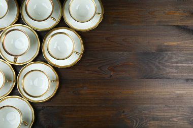 Porselen bardakların arkaplanı ahşap masa üzerinde, yukarıdan kopyalama alanı görünümü, düz yatıyordu.