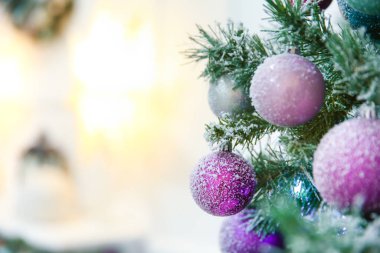 Noel ağacı arka plan kopya alanı ile dekore edilmiş