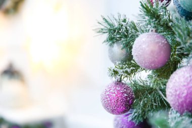 Noel ağacı arka plan kopya alanı ile dekore edilmiş