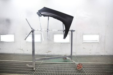 Sprey kabinde arabanın ön çamurluğu.