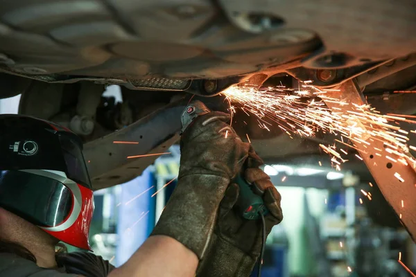 Araç Servis Istasyonunda Kıvılcımlar Saçan Metal Parçaları Kesiyoruz Kıvılcımlar Testereyle — Stok fotoğraf