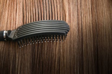 Saçı tara. Kopya alanı olan saçın arkaplanını tara.