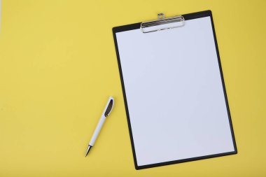 Pano ve kalem düzlüğü, kopyalama alanı olan sarı arkaplanda yatıyordu