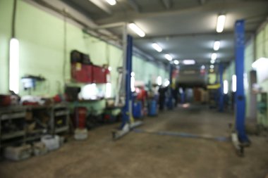 Araba kaldırma ile oto tamir atölyesinin bulanık arka planı