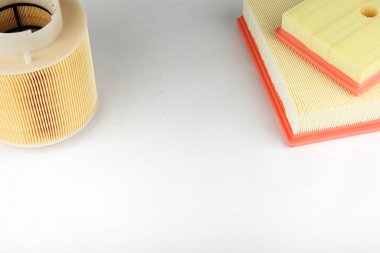 Beyaz arkaplanda araba motoru hava filtreleri