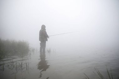 Balıkçı, dizine kadar sise batmış ve fotokopi çekiyordu.