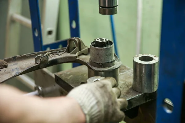 Mechaniker Beim Wechsel Des Lautlosen Blocks Der Hydraulikpresse Der Kfz — Stockfoto