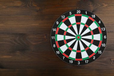 Dart tahtası ahşap bir zemin üzerinde düz bir kopya alanı yatıyordu