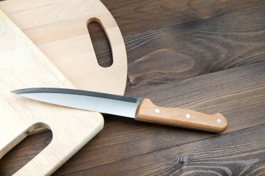 Mutfak bıçağı, tahta saplı, kopyalama alanı olan tahtalar.