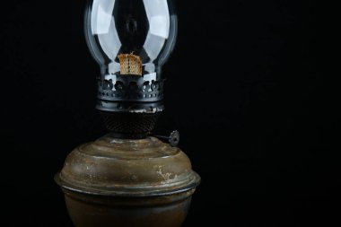 Fotokopi alanı olan siyah bir arkaplanda gazyağı lambası parçası