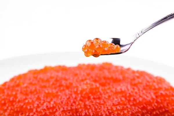 Caviar Rojo Sobre Una Cuchara Sobre Fondo Blanco Con Espacio — Foto de Stock