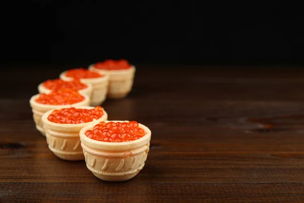 Tartaletas Con Caviar Rojo Superficie Madera Oscura Con Espacio Copia — Foto de Stock