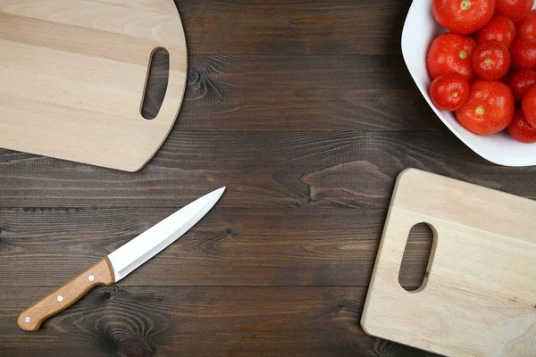 Domateslerin Mutfak Bıçağının Arka Planı Koyu Ahşap Yüzeyde Fotokopi Alanı — Stok fotoğraf