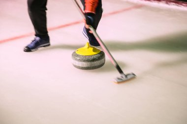 Buzdaki kıvrımlı taş hareket halinde. Yaklaş.