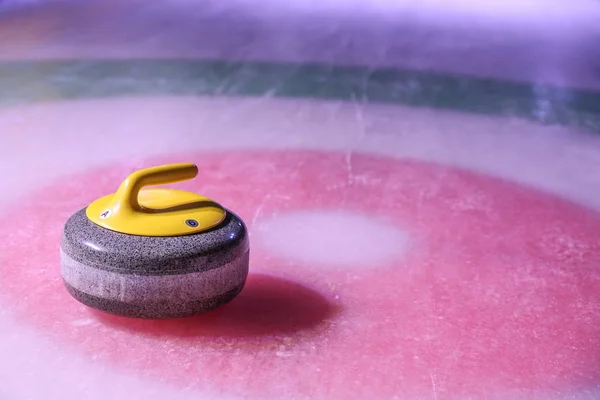 Curling Pedra Gelo Perto Fundo Casa Com Espaço Cópia — Fotografia de Stock