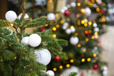 Noel ağacı, topları ve ışıkları olan bir Noel arkaplanı