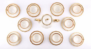 Beyaz bir zemin üzerinde porselen çay seti kopya alanı ile yatıyordu