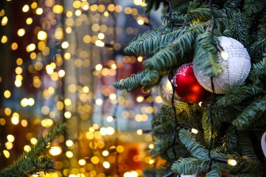 Noel ağacı, topları ve ışıkları olan bir Noel arkaplanı