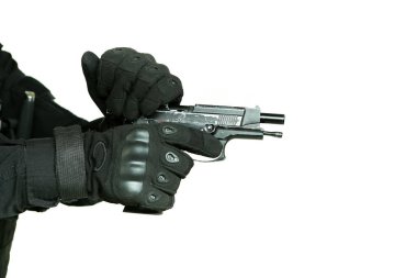 Askerin eli eski püskü silahı doldurur. Beyaz arka plana yakın çekim yapar.