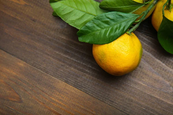 Zweig Mit Gelben Mandarinen Auf Einem Hölzernen Hintergrund Mit Kopierraum — Stockfoto