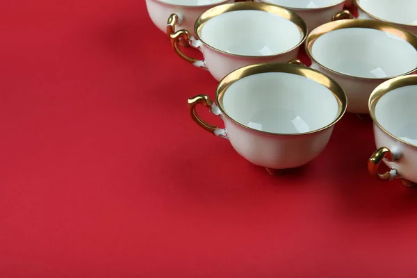 Tassen Mit Vergoldung Auf Rotem Hintergrund Mit Kopierraum — Stockfoto