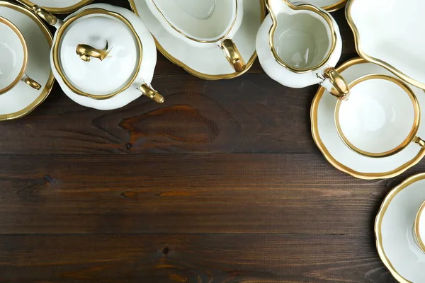 背景瓷制餐具 镀金在木制底板上 带有复制空间 — 图库照片