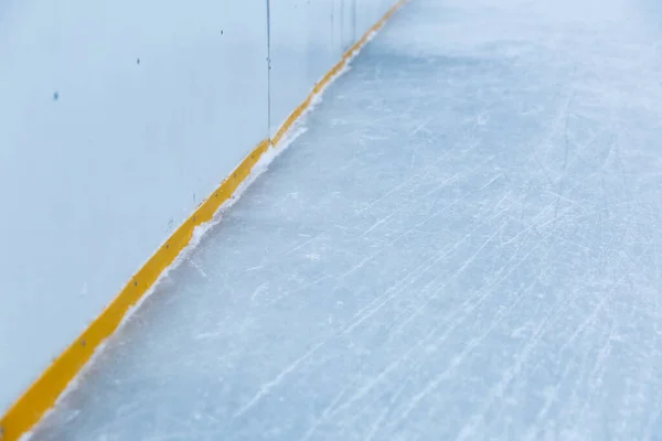 スケートの痕跡が残る氷の質感 — ストック写真
