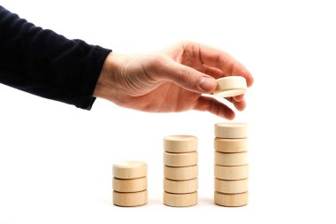 Geliştirme. Ahşap parçalardan oluşan bir piramit inşa eder.