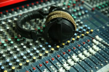 Ses kayıt cihazları ve kulaklıklar bir müzik stüdyosundaki masada.