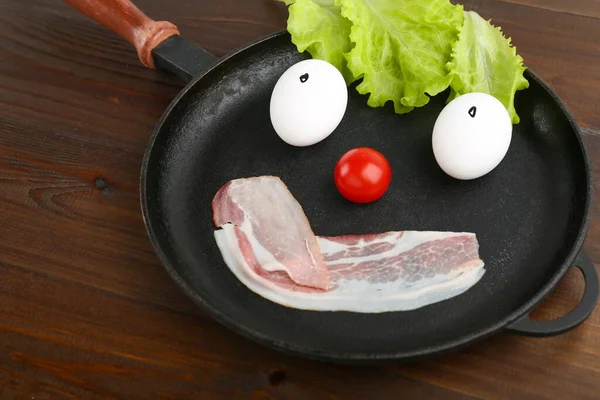 Tavada Tavuk Yumurtası Emoji Şeklinde Komik Bir Resim — Stok fotoğraf