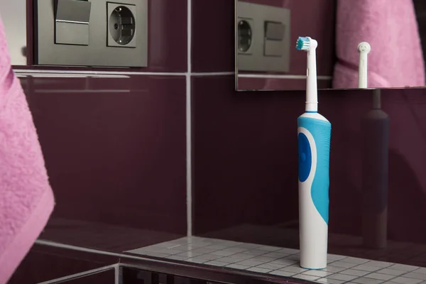 Banyodaki rafta elektrikli diş fırçası.