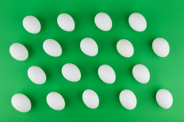 Μοτίβο Των Λευκών Αυγών Πράσινο Φόντο Πάνω Όψη — Φωτογραφία Αρχείου
