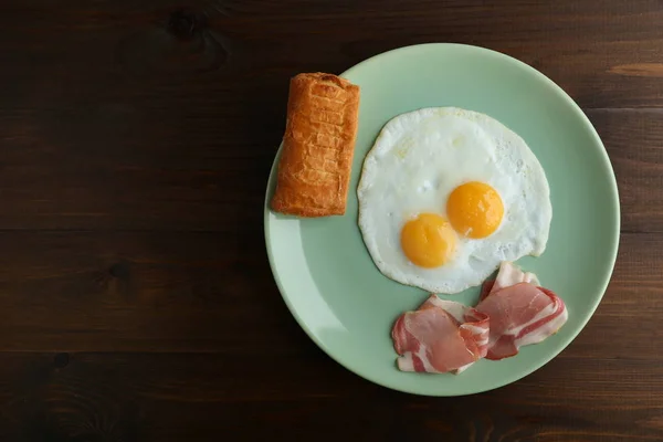 Fried Eggs Plate Dark Wooden Background Top View Emty Space — Stock Photo, Image