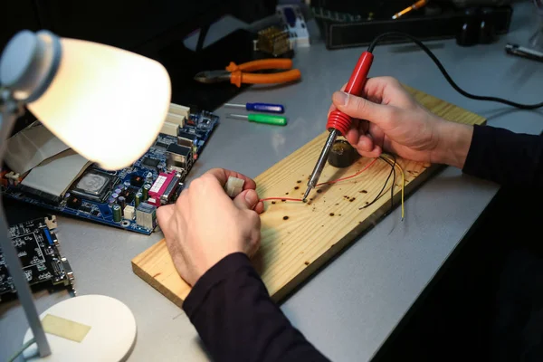 Mani Dell Elettricista Stanno Lavorando Con Saldatore Officina Vicino — Foto Stock