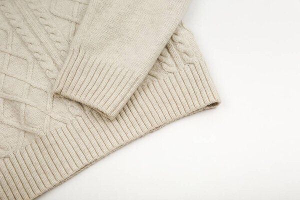 вязаный серый свитер на белом фоне
