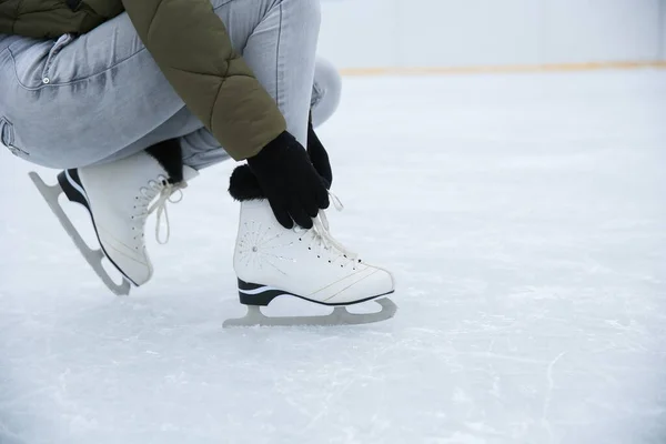 Weiße Schlittschuhe Auf Weiblichen Beinen Aus Nächster Nähe Auf Dem — Stockfoto